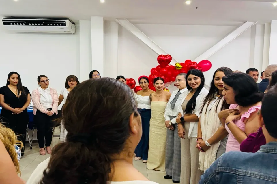 Padre Carlos en acto de oración con fieles