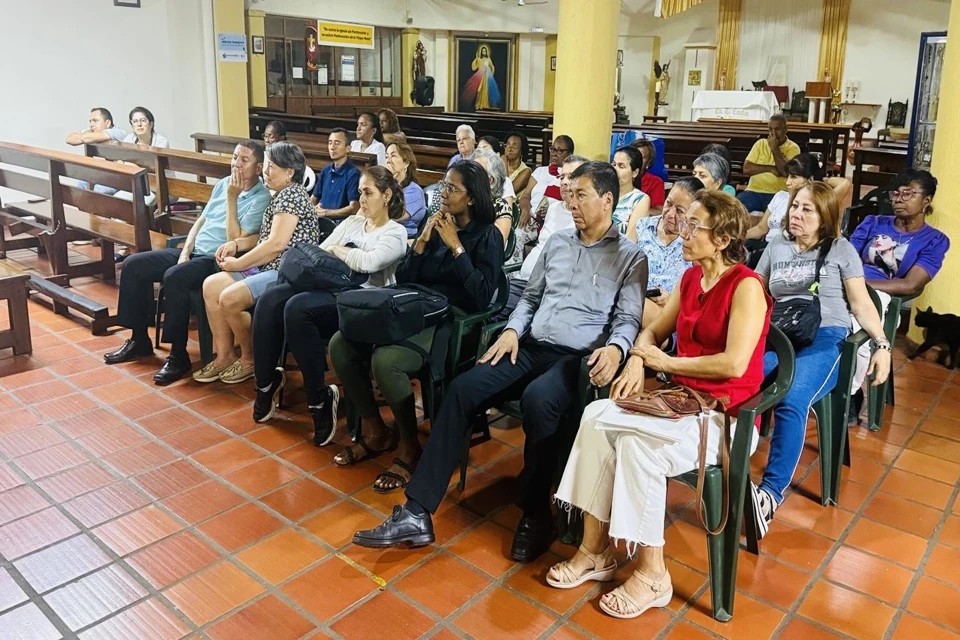 Padre Carlos Rivadeneira en actividad de integración comunitaria