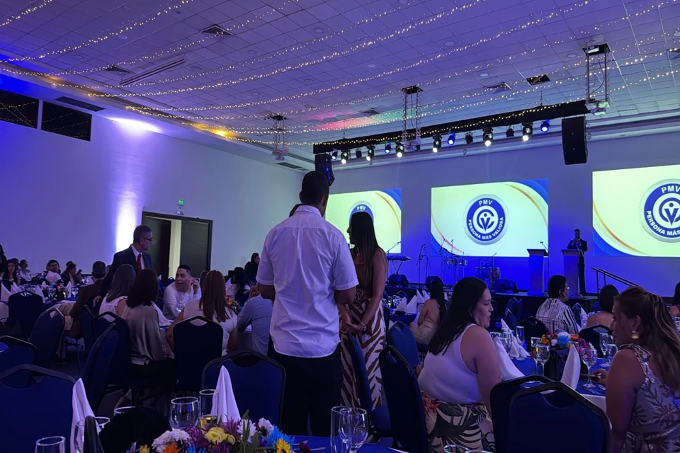 Padre Carlos ofreciendo orientación espiritual